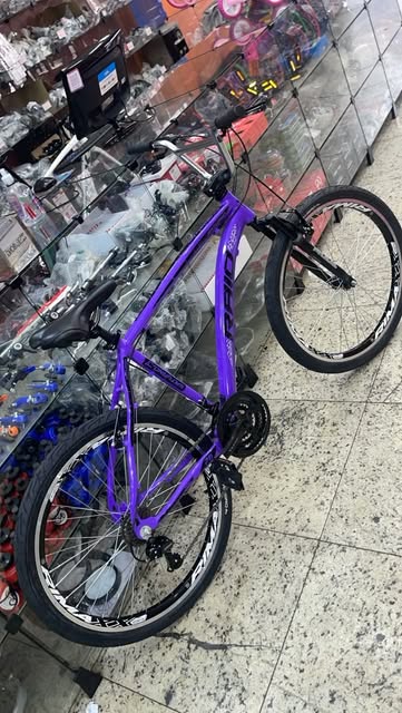 Bicicleta aro 29 roxa exposta na loja Joal Ciclo